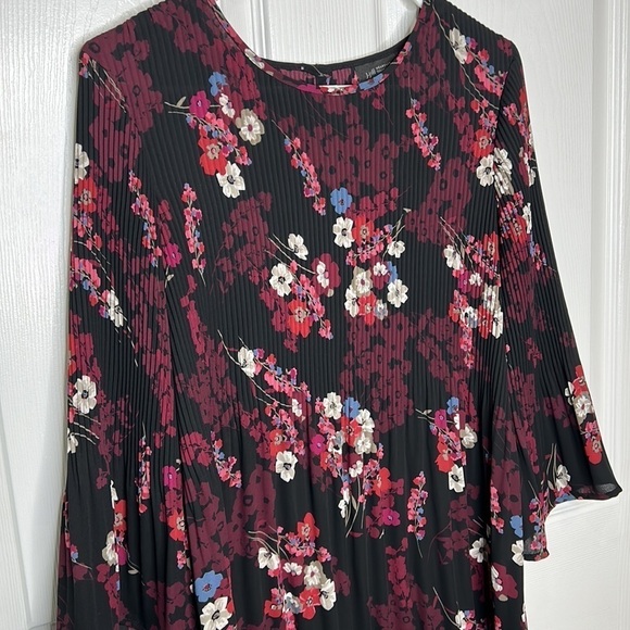 J. Jill Blouse Women's Small Wearever Collection Dark Floral Pleated Blouse‎ - Picture 1 of 7